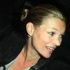 Kate Moss dit aurevoir à son ami Louie Spence avant de quitter le Pineapple Dance Studio à Londres le 29 avril 2010