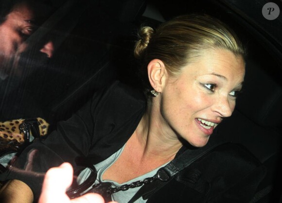 Kate Moss dit aurevoir à son ami Louie Spence avant de quitter le Pineapple Dance Studio à Londres le 29 avril 2010