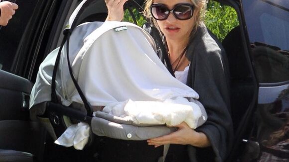 Rebecca Gayheart : Encore une mission pour la jeune maman... sans l'aide de son docteur Glamour !