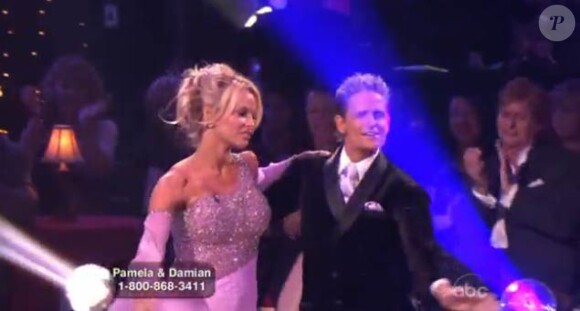 Pamela Anderson danse la valse dans l'émission Dancing With The Stars. Mai 2010