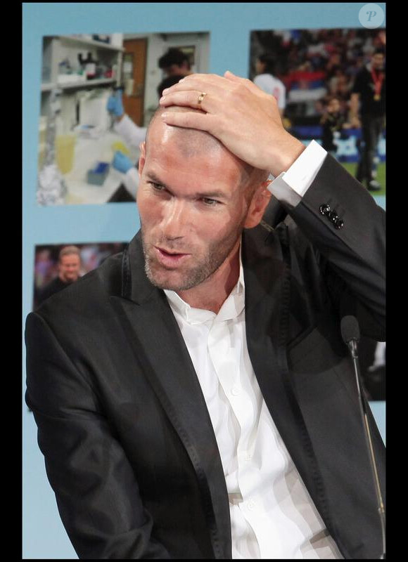 Zinedine Zidane lors de la troisième édition du Prix des Ambassadeurs de l'association Européenne ELA en direct du musée du Quai Branly de Paris le 6 mai 2010