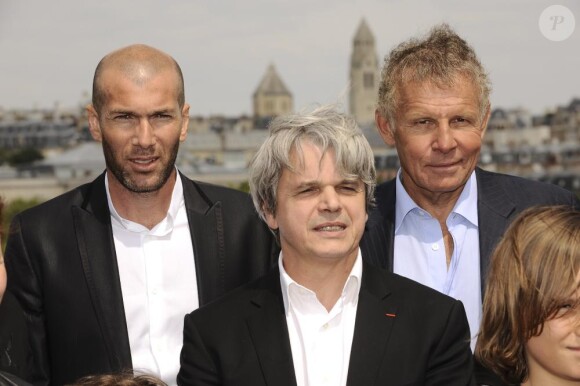 Zinedine Zidane, Guy Alba et Patrick Poivre d'Arvor lors de la troisième édition du Prix des Ambassadeurs de l'association Européenne ELA en direct du musée du Quai Branly de Paris le 6 mai 2010