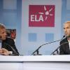 Zinedine Zidane et Patrick Poivre d'Arvor dans un JT Spécial lors de la troisième édition du Prix des Ambassadeurs de l'association Européenne ELA en direct du musée du Quai Branly de Paris le 6 mai 2010