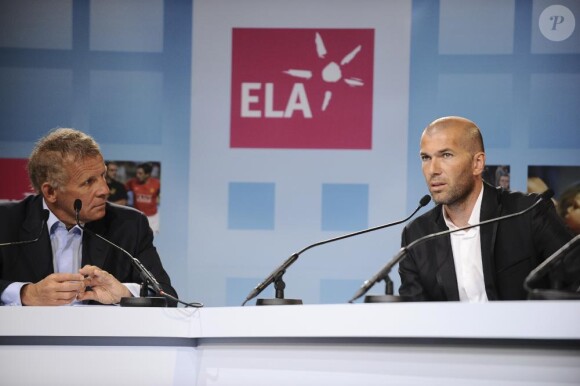 Zinedine Zidane et Patrick Poivre d'Arvor dans un JT Spécial lors de la troisième édition du Prix des Ambassadeurs de l'association Européenne ELA en direct du musée du Quai Branly de Paris le 6 mai 2010