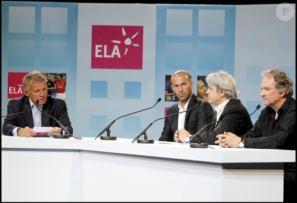 Patrick Poivre d'Arvor, Zinedine Zidane et Guy Alba dans un JT spécial lors de la troisième édition du Prix des Ambassadeurs de l'association Européenne ELA en direct du musée du Quai Branly de Paris le 6 mai 2010