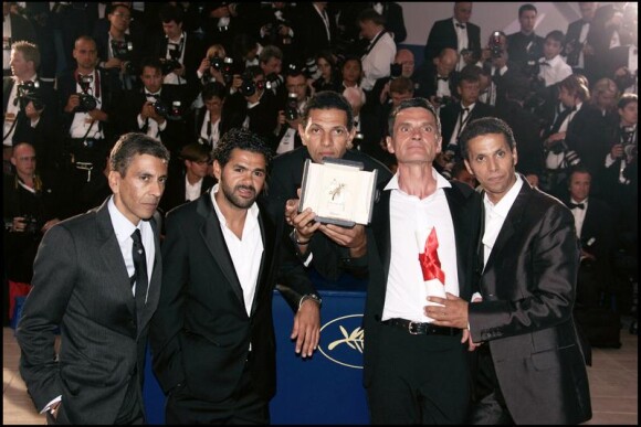 Les cinq acteurs principaux d'Indigènes de Rachid Bouchareb, Samy  Naceri (absent), Jamel Debbouze, Roschdy  Zem, Sami Bouajila et Bernard Blancan, reçoivent avec  émotion un prix collectif d'interprétation à Cannes en 2006