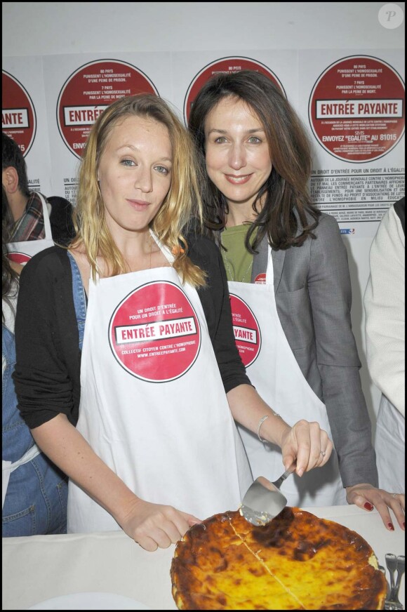 Elsa Zylberstein et Ludivine Sagnier participent au brunch au profit de l'opération "Entrée Payante" contre l'homophobie, à Paris, le 9 mai 2010 !