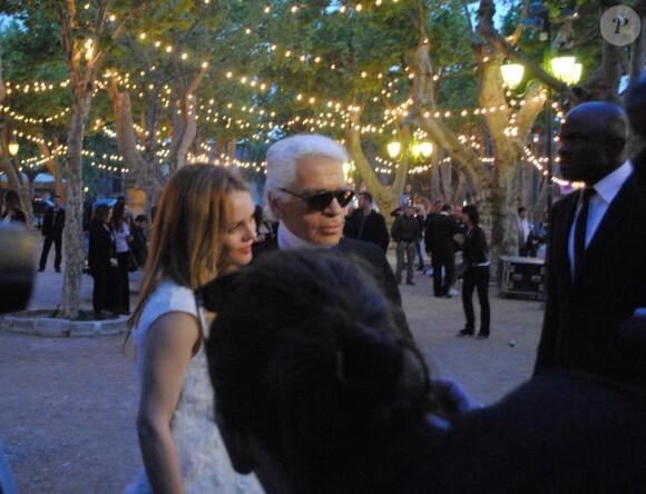Karl Lagerfeld et Vanessa Paradis toujours aussi complices, même sur le terrain de pétanque. Lundi 10 mai. Place des Lices. 