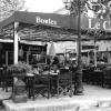 Lundi 10 mai. Place des Lices à Saint-Tropez. Le restaurant Le Café.