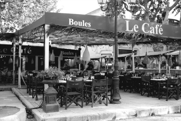 Lundi 10 mai. Place des Lices à Saint-Tropez. Le restaurant Le Café.