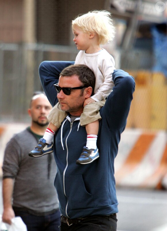 Liev Schreiber prend soin de son fils Sasha en le portant sur ses épaules dans le quartier de Soho à Nex York le 13 mai 2010