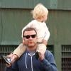 Liev Schreiber prend soin de son fils Sasha en le portant sur ses épaules dans le quartier de Soho à Nex York le 13 mai 2010