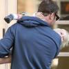 Liev Schreiber prend soin de son fils Sasha en le portant sur ses épaules dans le quartier de Soho à Nex York le 13 mai 2010