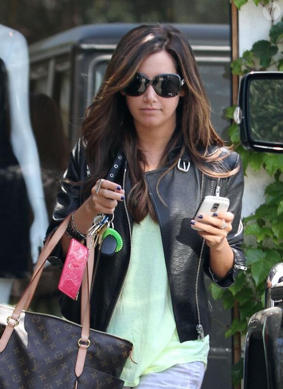 Ashley Tisdale fait du shopping dans le quartier de West Hollywood le 13 mai 2010