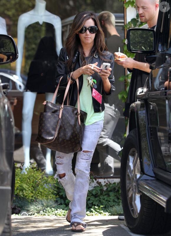 Ashley Tisdale fait du shopping dans le quartier de West Hollywood le 13 mai 2010