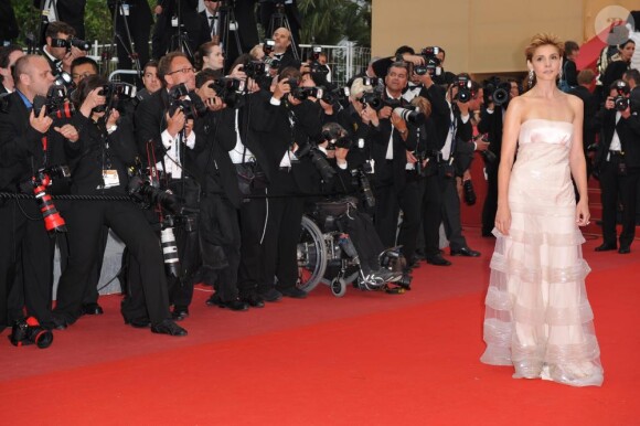 Clotilde Courau sur le tapis rouge du Festival de Cannes, avant la projection de You Will Meet A Tall Dark Stranger, de Woody Allen, le 15 mai 2010
