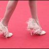 Les chaussures à plumes Paule Ka, de Frédérique Bel, sur le tapis rouge du Festival de Cannes, avant la projection de You Will Meet A Tall Dark Stranger, de Woody Allen, el 15 mai 2010