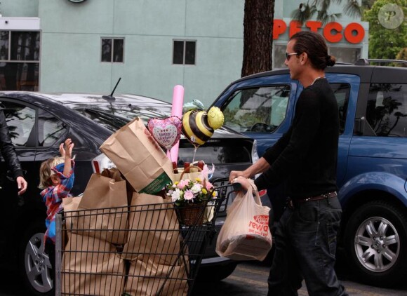 Gavin Rossdale et ses fils lors d'une séance shopping sans maman à los Angeles