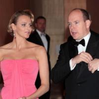 Le prince Albert de Monaco et sa chérie l'élégante Charlene félicitent leur champion !