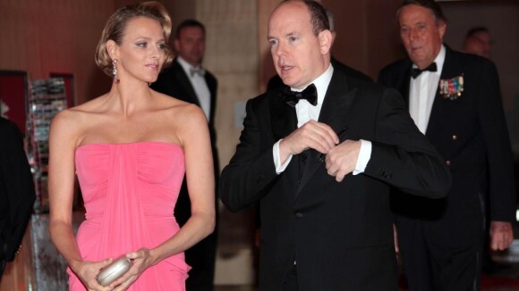 Le prince Albert de Monaco et sa chérie l'élégante Charlene félicitent leur champion !