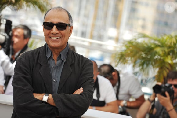 Le cinéaste Abbas Kiarostami lors du photocall du film de Copie Conforme le 18 mai 2010 dans le cadre du festival de Cannes