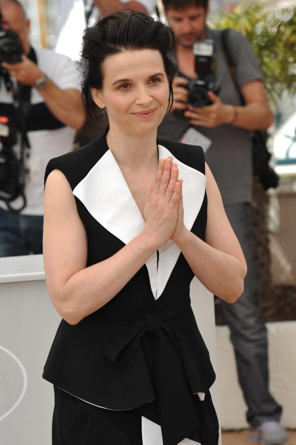 lors du photocall du film de Copie Conforme le 18 mai 2010 dans le cadre du festival de Cannes