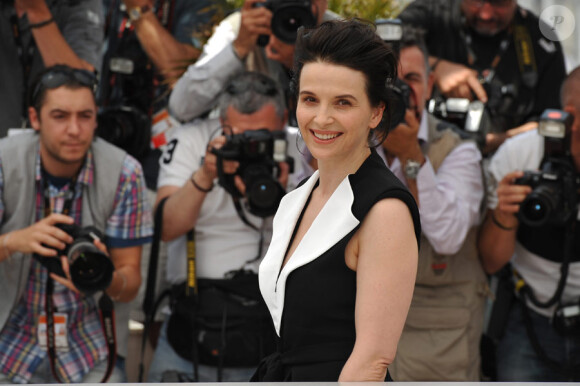 lors du photocall du film de Copie Conforme le 18 mai 2010 dans le cadre du festival de Cannes