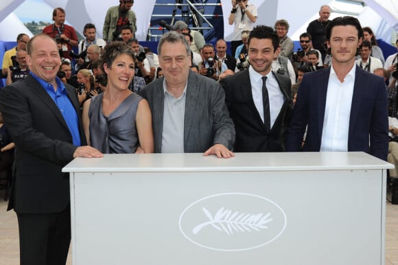 Stephen Frears avec Tamsin Greig, Dominic Cooper et Luke Evans lors du photocall du film Tamara Drewe présenté au festival de Cannes le 18 mai 2010