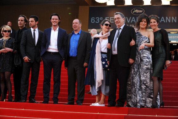 Stephen Frears avec Tamsin Greig, Dominic Cooper et Luke Evans lors du tapis rouge du film Tamara Drewe présenté au festival de Cannes le 18 mai 2010