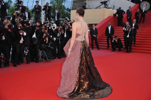 Mille Jovovich lors de la montée des marches du film Utomlyonnye Solntsem 2, à l'occasion du 63ème Festival de Cannes, le 22 mai 2010