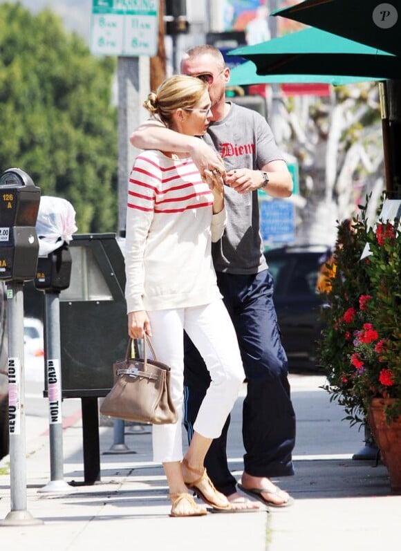 Kelly Rutherford et son nouveau compagnon faisant du shopping à West Hollywood.