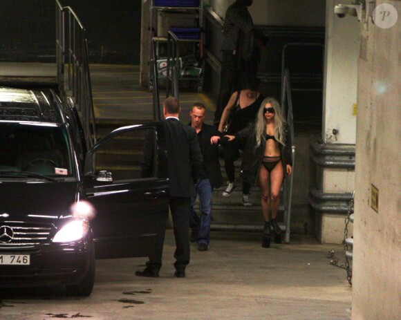 Lady Gaga se rend en boîte de nuit à Stockholm en Suède après son concert le 08 mai 2010.