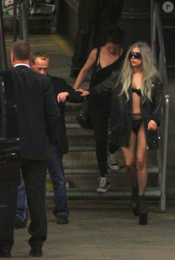 Lady Gaga se rend en boîte de nuit à Stockholm en Suède après son concert le 08 mai 2010.