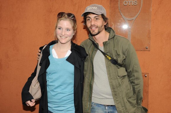 Natacha Régnier et son mari lors du tournoi de tennis de Roland Garros 2010 à Paris le 27 mai 2010