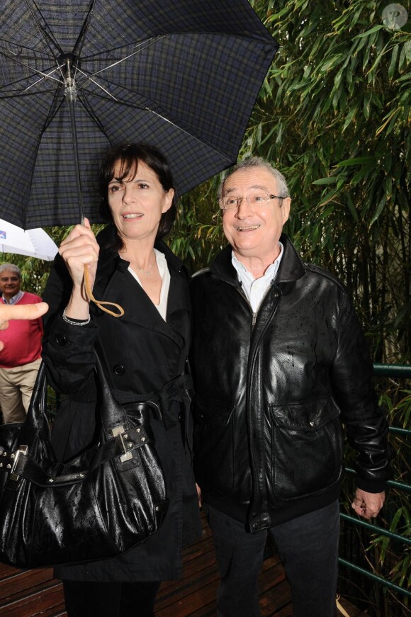 Daniel Prévost et son épouse lors du tournoi de tennis de Roland Garros 2010 à Paris le 27 mai 2010
