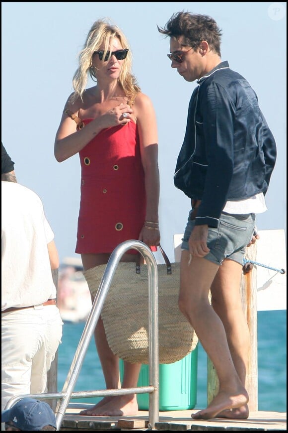 Kate Moss et Jamie Hince cet été à Saint-Tropez...