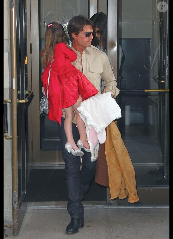 Tom Cruise et Katie Holmes sortent d'un spectacle, à Broadway. Suri Cruise est à leurs côtés, et porte ses chaussures à talons ! Mai 2010