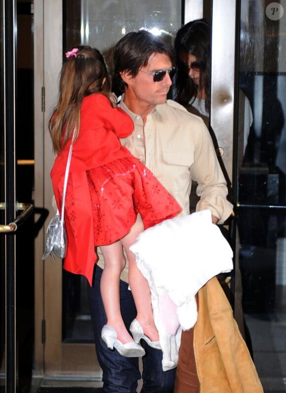 Tom Cruise et Katie Holmes sortent d'un spectacle, à Broadway. Suri Cruise est à leurs côtés, et porte ses chaussures à talons ! Mai 2010