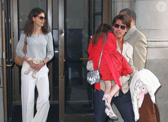 Tom Cruise et Katie Holmes sortent d'un spectacle, à Broadway. Suri Cruise est à leurs côtés, et porte ses chaussures à talons ! Mai 2010