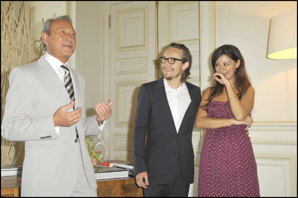 Lorànt Deutsch reçoit la grande médaille de Vermeil de la Ville de Paris le 4 juin 2010 en présence du maire Bertrand Delanoë et Marie-Julie Baup, l'épouse de Lorànt Deutsch