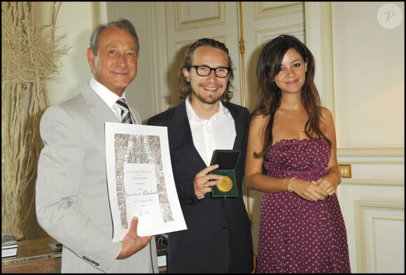 Lorànt Deutsch reçoit la grande médaille de Vermeil de la Ville de Paris  le 4 juin 2010 en présence du maire Bertrand Delanoë et Marie-Julie  Baup, l'épouse de Lorànt Deutsch