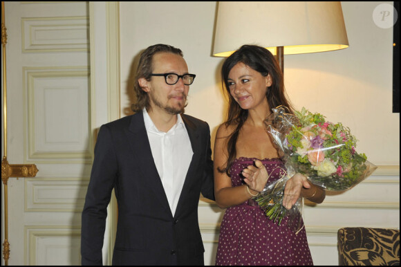 Lorànt Deutsch reçoit la grande médaille de Vermeil de la Ville de Paris le 4 juin 2010 : il pose fièrement avec sa femme Marie-Julie Baup