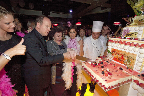 Régine fête les 40 ans du Jimmy'z et ses deux fois 40 ans ! Le 4 juin 2010, à Monte-Carlo. Ici avec le prince Albert et sa compagne Charlene Wittstock