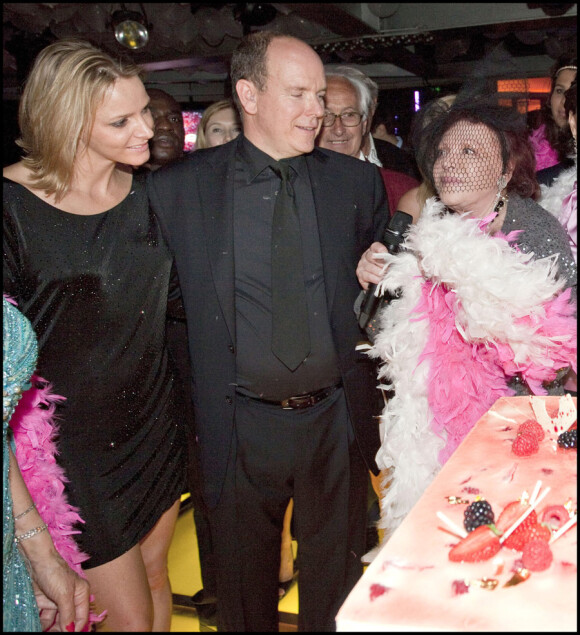 Régine fête les 40 ans du Jimmy'z et ses deux fois 40 ans ! Le 4 juin 2010, à Monte-Carlo.