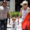 Gwen Stefani et Gavin Roosdale emmènent Kingston et Zuma pour une séance shopping afin de préparer l'anniversaire de leur fils aîné qui fête ses 4 ans. Le 30 mai à Los Angeles