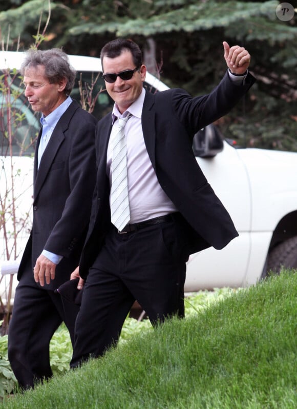 Charlie Sheen en sortant du tribunal d'Aspen, le 7 juin 2010