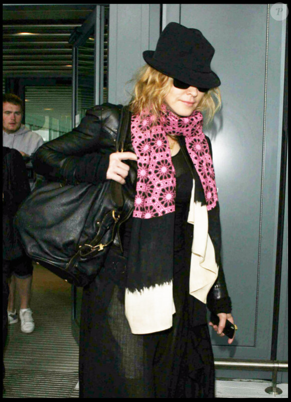 La chanteuse Madonna arrive à l'aéroport d'Heathrow à Londres le 10 juin 2010