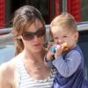 Jennifer Garner accompagne sa fille Violet Affleck à l'école et porte sa petite Seraphina dans les bras le 10 juin 2010