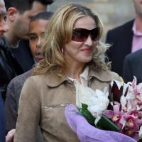 Madonna : Un étonnant look de dame patronesse pour une kermesse dans un mémorial Lady Di... avec Mohamed Al Fayed !