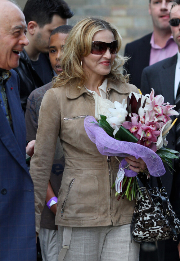 Madonna arrive à The New School (11 juin 2010, UK)